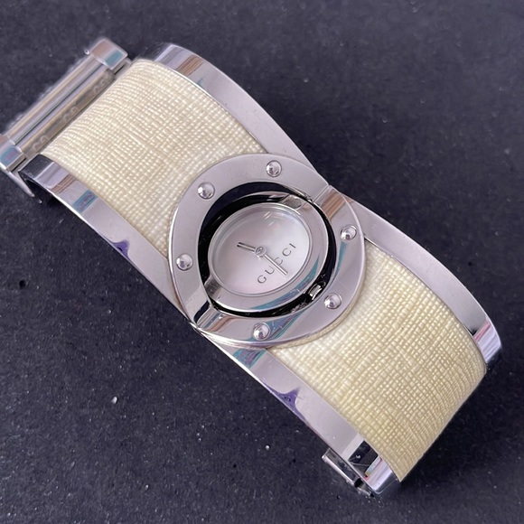 EUC Gucci ladies watch authentic-cuff - Picture 3 of 4